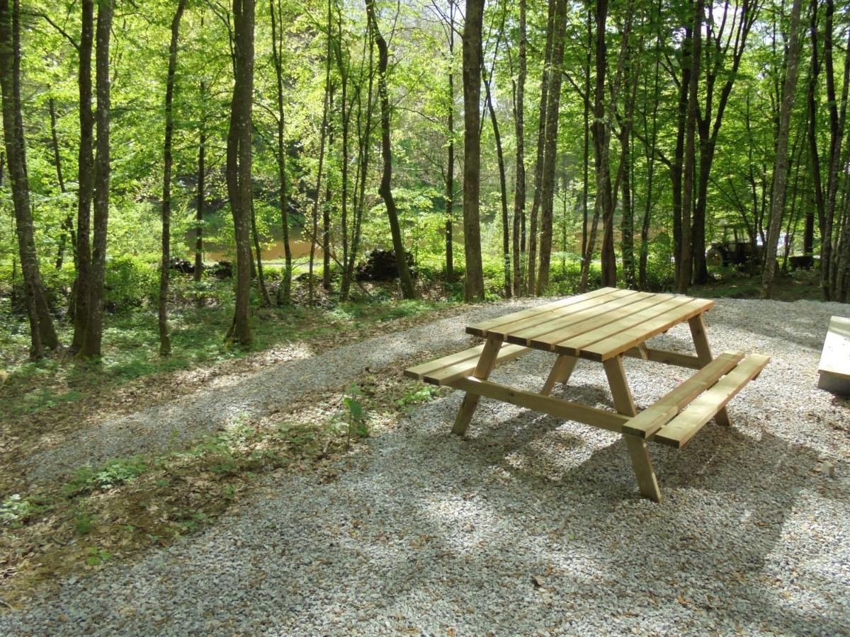 Gite Le Sous-Bois Cerfontaine Exteriör bild